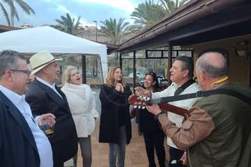 El exconcejal Antonio Benítez recibe el reconocimiento de amigos y familiares en su 80 aniversario/TA.